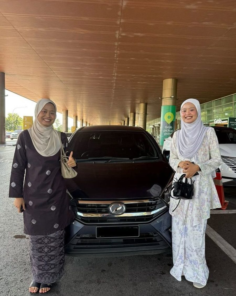 Pelanggan Car&Go bersama kereta sewa di Lapangan Terbang Antarabangsa Kuching