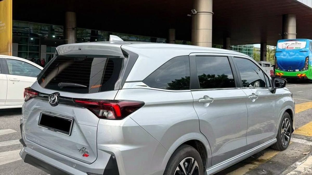 Perodua Alza kereta sewa di Lapangan Terbang Antarabangsa Kuching