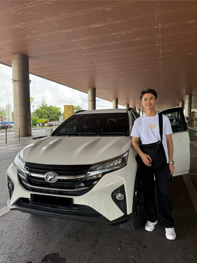 Happy Car&Go customer at vehicle return