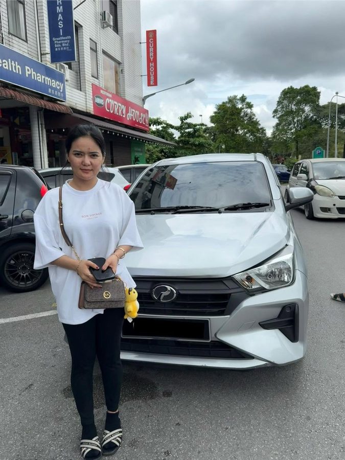 Happy Car&Go customer at vehicle return