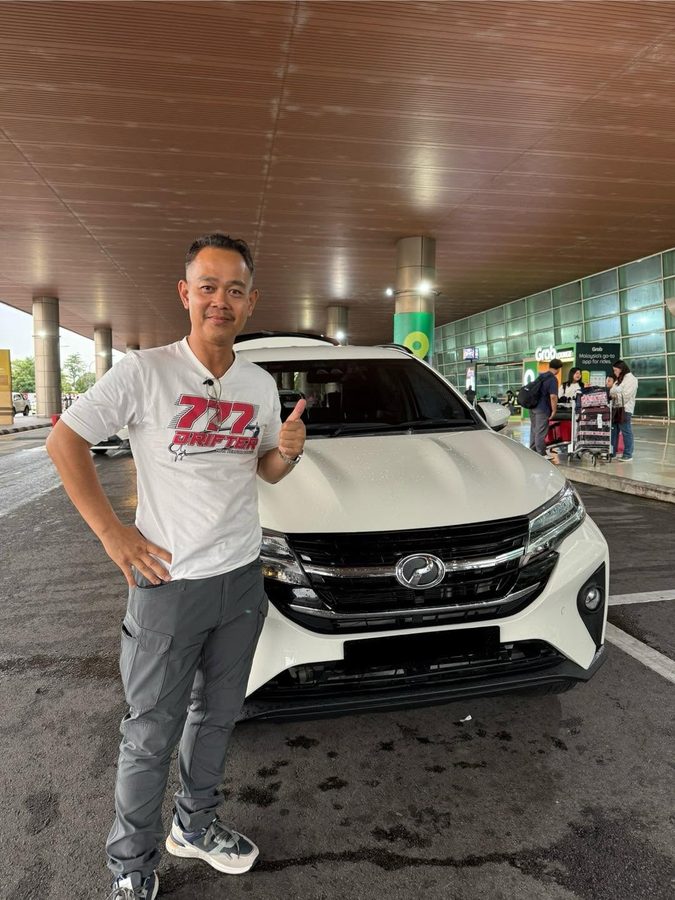 Happy Car&Go customer at vehicle return