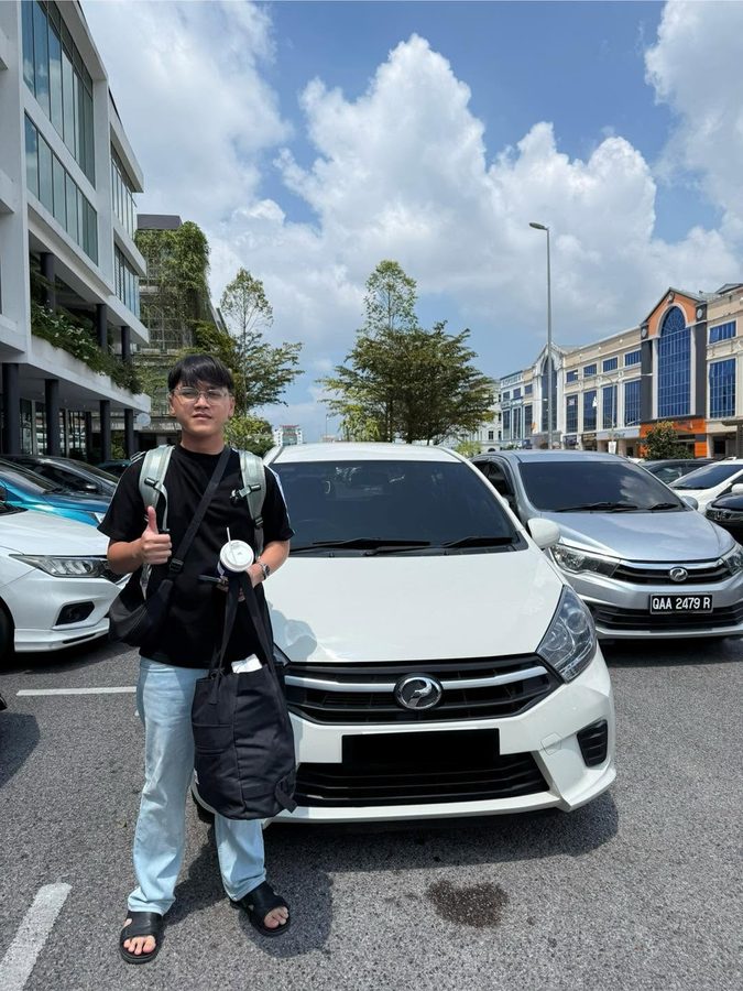 Happy Car&Go customer at vehicle return