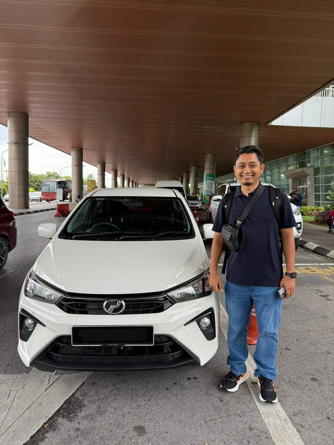 Happy Car&Go customer at vehicle return
