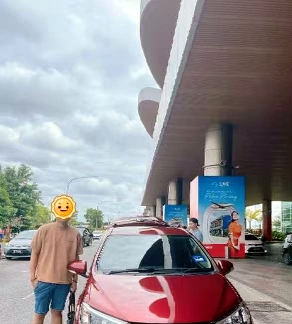 Happy Car&Go customer at vehicle return